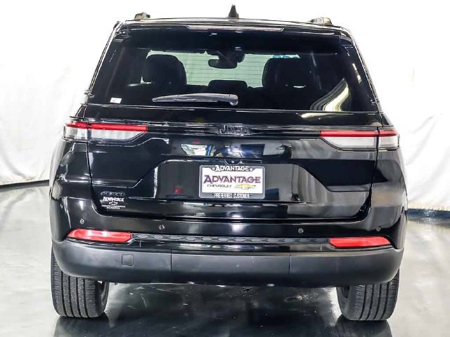 Used 2023 Jeep Grand Cherokee Altitude AWD/4WD image 8