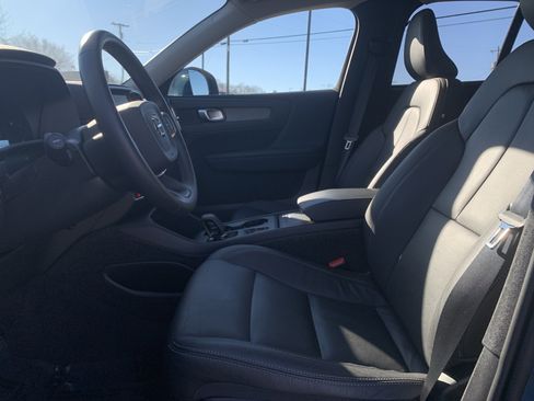 Used 2025 Volvo XC40 B5 Core image 16