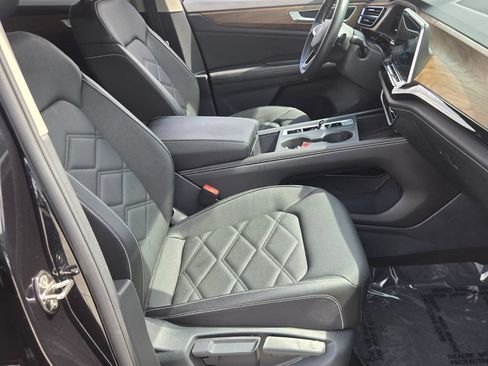 Certified 2025 Volkswagen Atlas SE FWD image 20