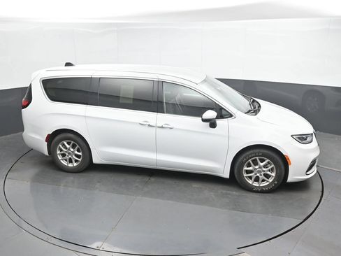 Used 2023 Chrysler Pacifica Touring-L FWD image 33