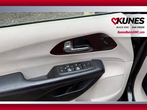 Used 2020 Chrysler Pacifica Limited FWD image 9