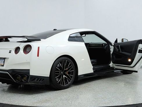 Used 2021 Nissan GT-R Premium image 11