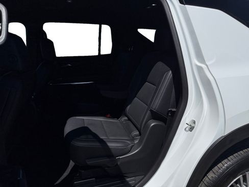 Used 2025 Chevrolet Traverse LT FWD image 16
