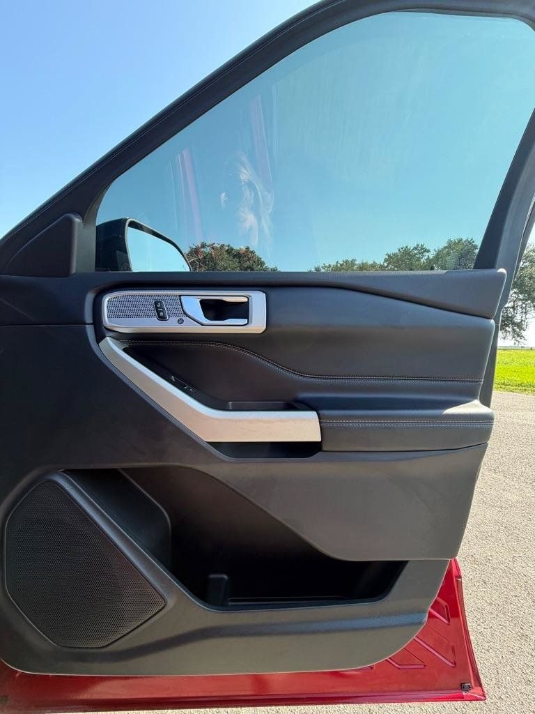 Used 2021 Ford Explorer Limited w/ Equipment Group 301A RWD image 16