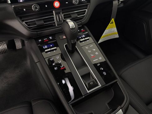 Certified 2026 Porsche Macan image 27