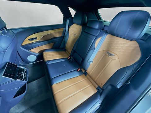 Used 2023 Bentley Bentayga Extended Wheelbase AWD/4WD image 39