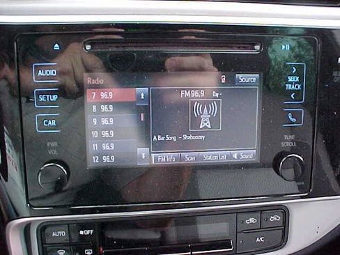 Used 2017 Toyota Corolla LE image 20