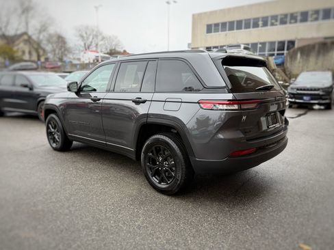 Used 2024 Jeep Grand Cherokee Altitude image 12