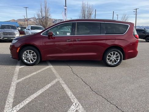 Used 2021 Chrysler Pacifica Touring-L w/ Uconnect Theater Family Group image 7