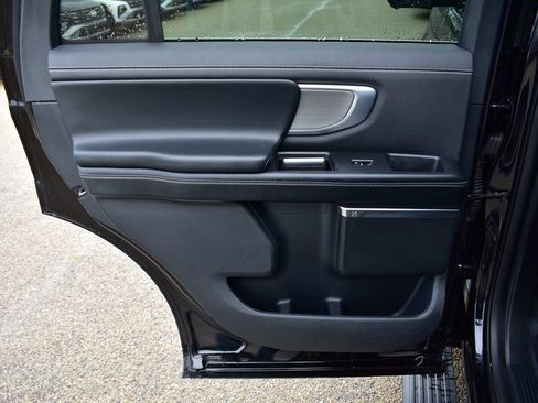 Used 2025 Ford Expedition Platinum AWD/4WD image 22