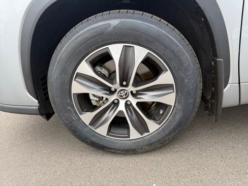 Certified 2021 Toyota Highlander XLE AWD/4WD image 24