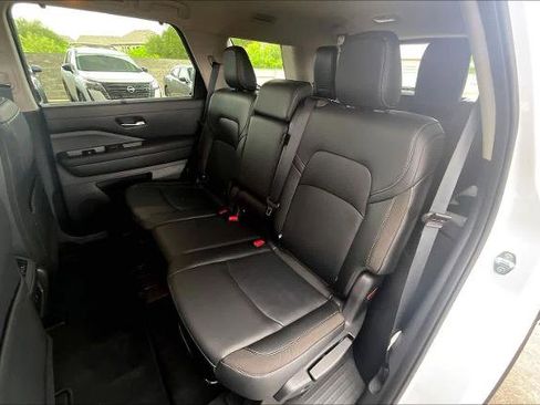 Certified 2025 Nissan Pathfinder SL image 19