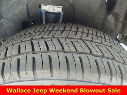 Used 2025 Jeep Grand Cherokee L Laredo image 6