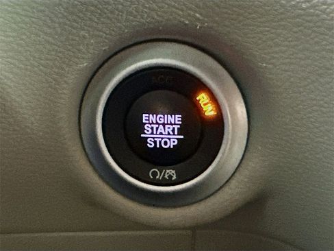 Used 2023 Chrysler Pacifica Touring-L image 28