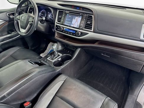 Used 2018 Toyota Highlander XLE AWD/4WD image 39