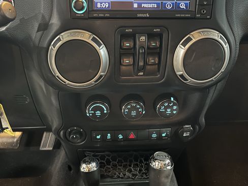 Used 2015 Jeep Wrangler Unlimited Rubicon w/ Connectivity Group image 23