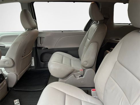 Used 2017 Toyota Sienna XLE Premium image 24
