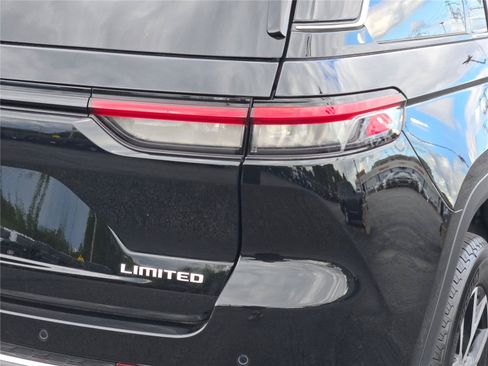 Used 2025 Jeep Grand Cherokee Limited AWD/4WD image 13