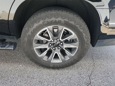 Used 2024 Chevrolet Tahoe Z71 w/ Luxury Package image 37