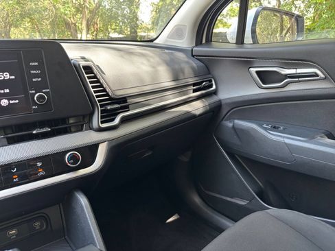 Used 2025 Kia Sportage LX FWD image 33