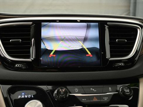 Used 2019 Chrysler Pacifica Touring-L Plus FWD image 8