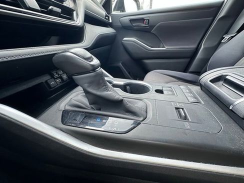 Used 2020 Toyota Highlander LE image 15