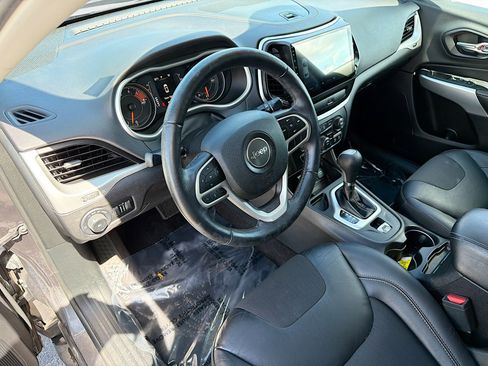 Used 2018 Jeep Cherokee Latitude Plus FWD image 24