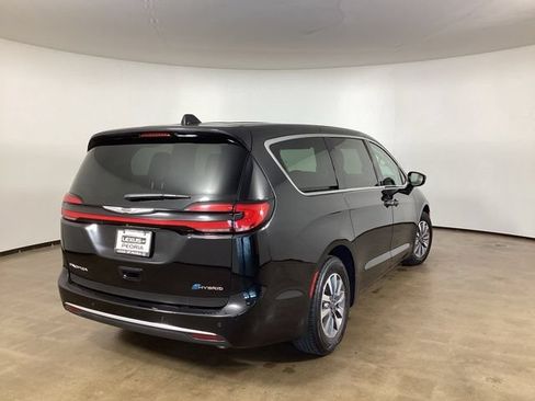 Used 2024 Chrysler Pacifica Limited FWD image 5