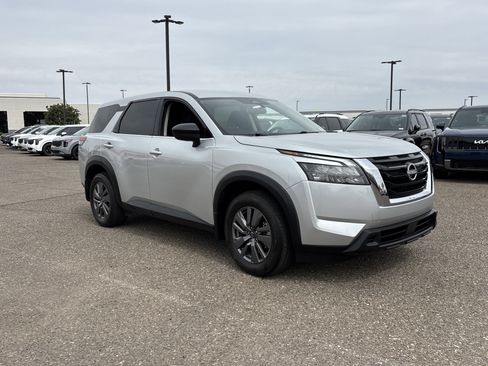 Used 2025 Nissan Pathfinder S FWD image 7