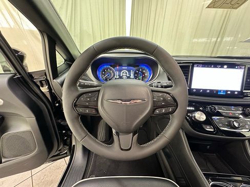 Used 2026 Chrysler Pacifica Limited w/ S Appearance Package FWD image 23