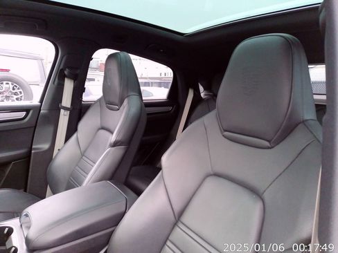 Used 2023 Porsche Cayenne Platinum Edition image 34