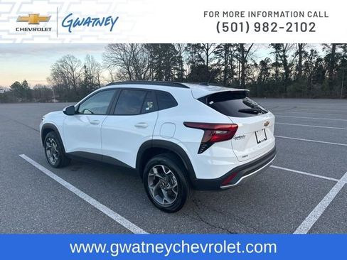 Used 2025 Chevrolet Trax LT w/ LT Convenience Package image 7