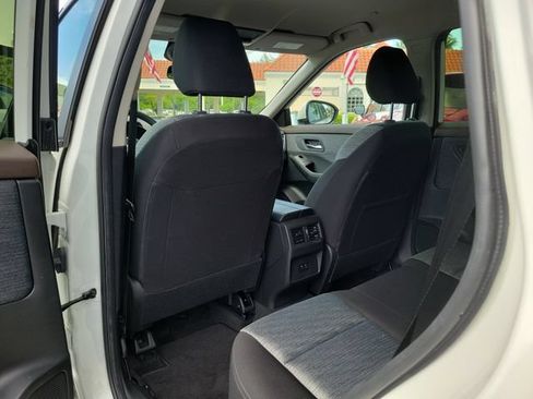 Used 2023 Nissan Rogue SV FWD image 10