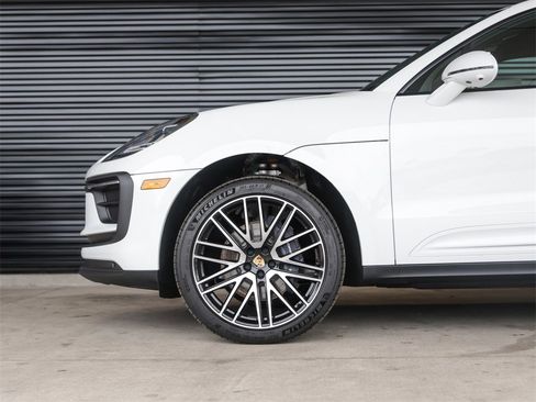 Used 2025 Porsche Macan image 14