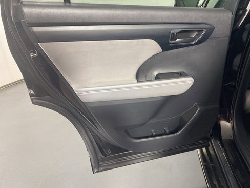 Used 2020 Toyota Highlander L image 26