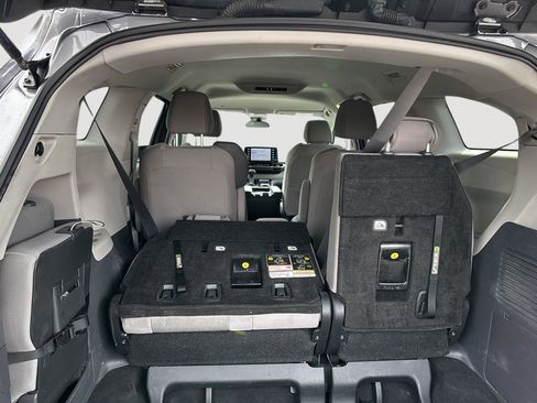 Used 2024 Toyota Sienna LE image 19