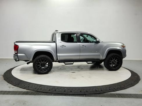 Used 2017 Toyota Tacoma SR5 w/ Tow Package RWD image 9