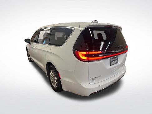 Used 2024 Chrysler Pacifica Touring-L FWD image 3