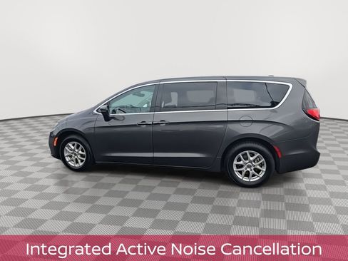 Used 2023 Chrysler Pacifica Touring-L image 5