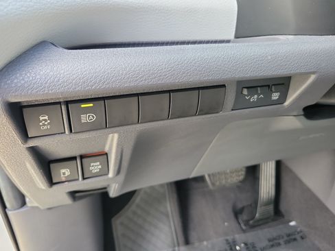 Used 2022 Toyota Sienna XSE FWD image 30