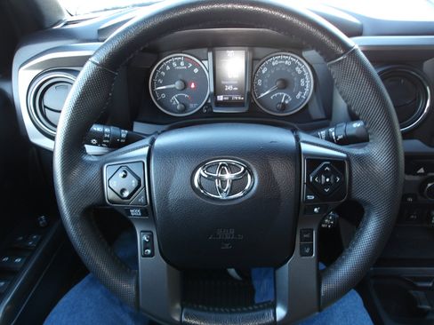 Used 2021 Toyota Tacoma TRD Off-Road image 14