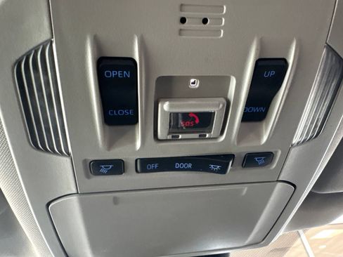 Used 2022 Toyota Highlander Limited FWD image 23
