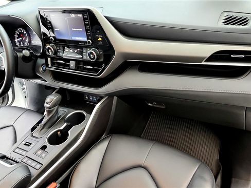 Certified 2022 Toyota Highlander XLE image 25