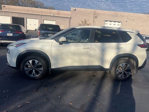 Used 2023 Nissan Rogue SV image 9