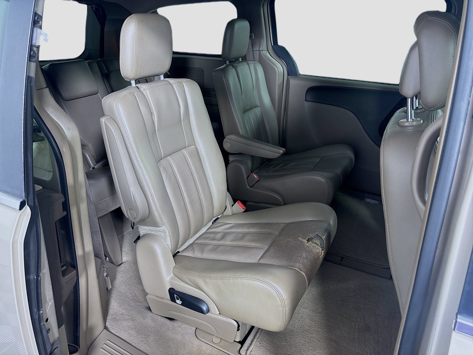 Used 2012 Chrysler Town & Country Touring w/ Entertainment Group #1 FWD image 27