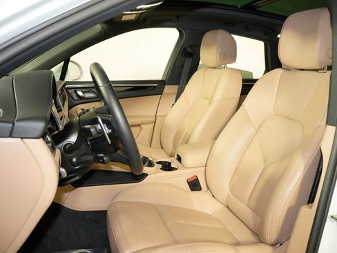 Certified 2023 Porsche Macan AWD/4WD image 5