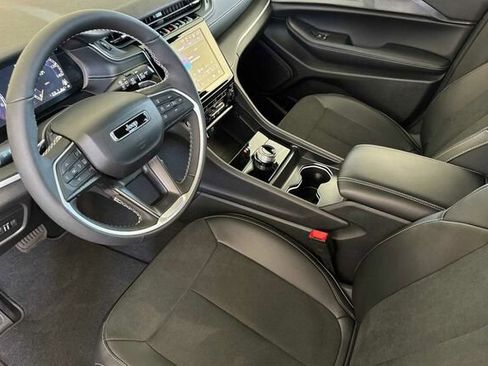 New 2025 Jeep Grand Cherokee Altitude image 7