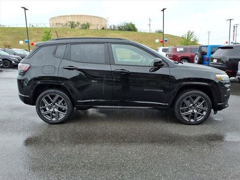 Used 2024 Jeep Compass Limited w/ High Altitude Package AWD/4WD image 3