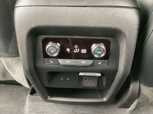 Used 2024 Chevrolet Traverse RS image 32