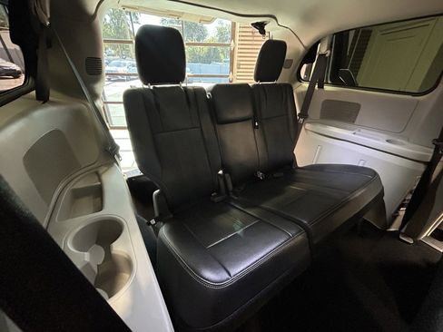 Used 2015 Chrysler Town & Country Touring image 7